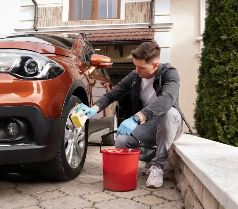 Lavage auto à domicile Laugnac : professionnel intervenant sur un véhicule